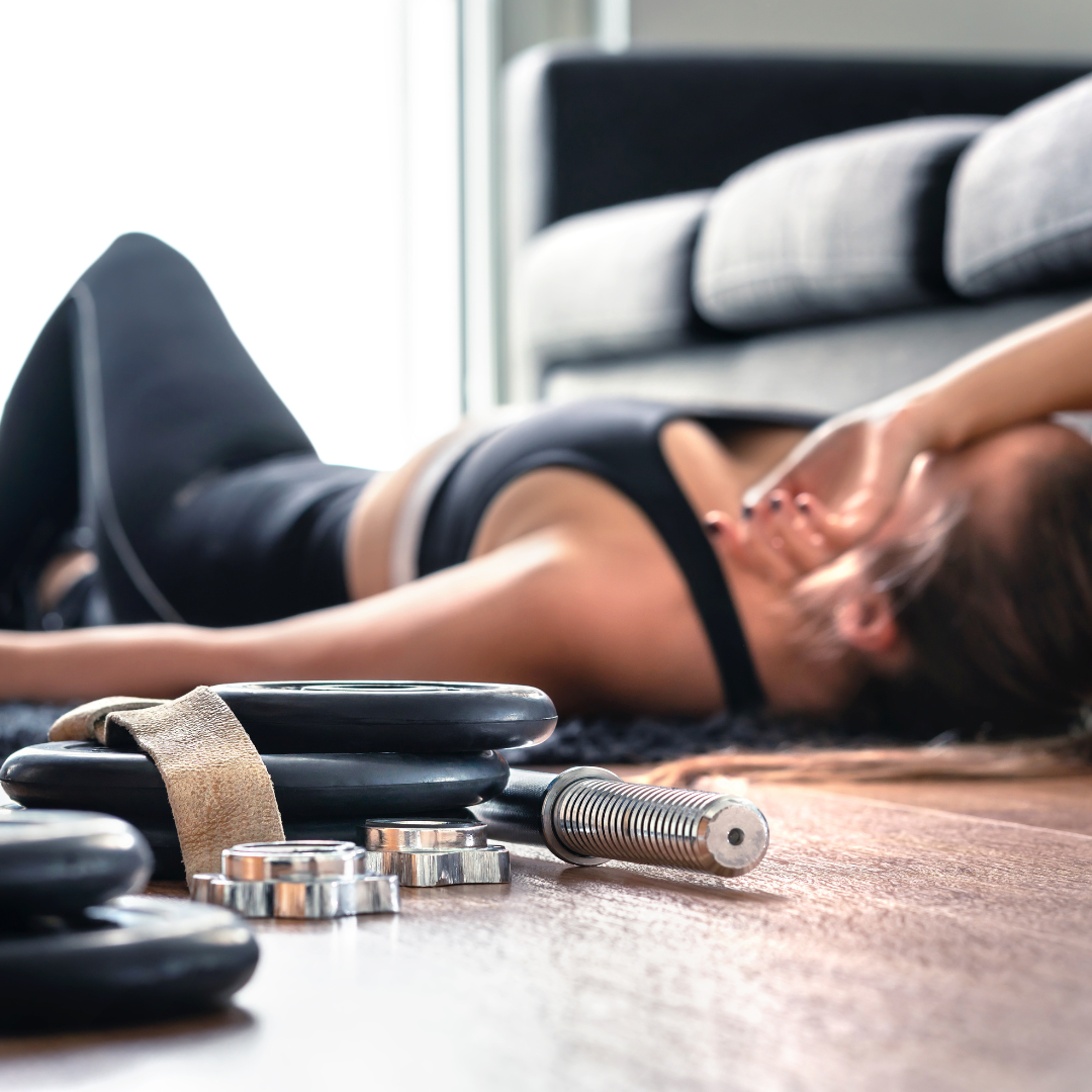femme couchée au sol de fatigue