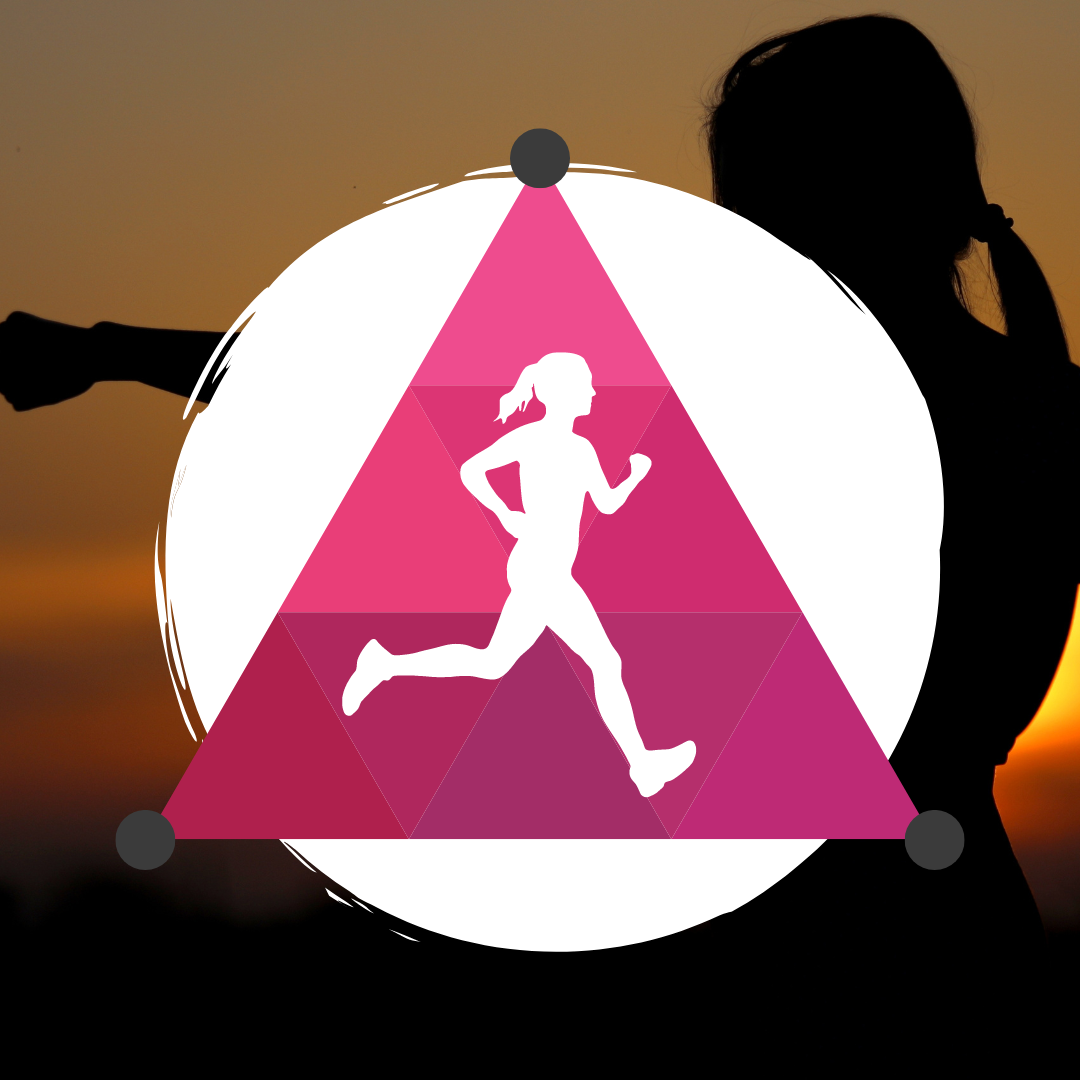 femme cours dans un triangle symbolisant la triade